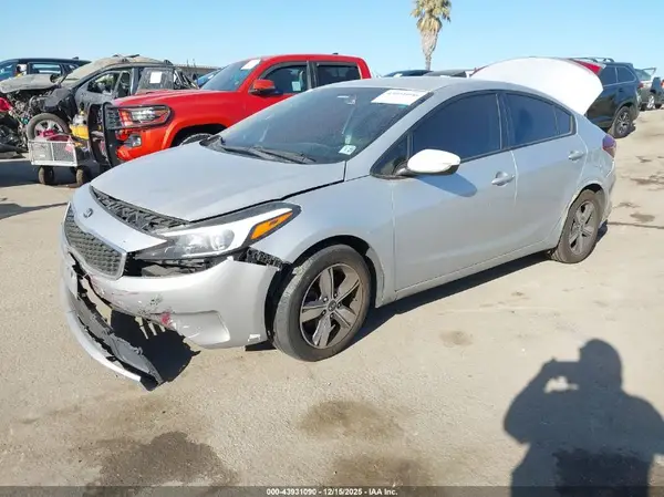 3KPFL4A75JE274808 2018 KIA FORTE - Image 2