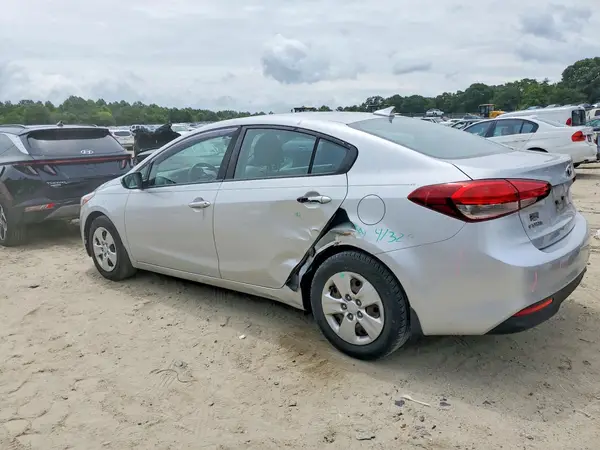 3KPFL4A75JE280852 2018 KIA FORTE - Image 2