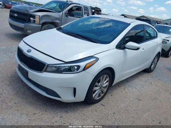 3KPFL4A76HE008045 2017 KIA FORTE - Image 2