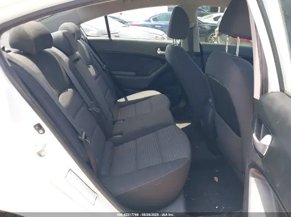 3KPFL4A76HE008045 2017 KIA FORTE - Image 8