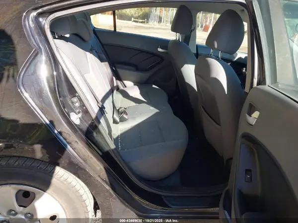3KPFL4A76HE051641 2017 KIA FORTE - Image 8