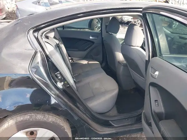 3KPFL4A76HE055088 2017 KIA FORTE - Image 8