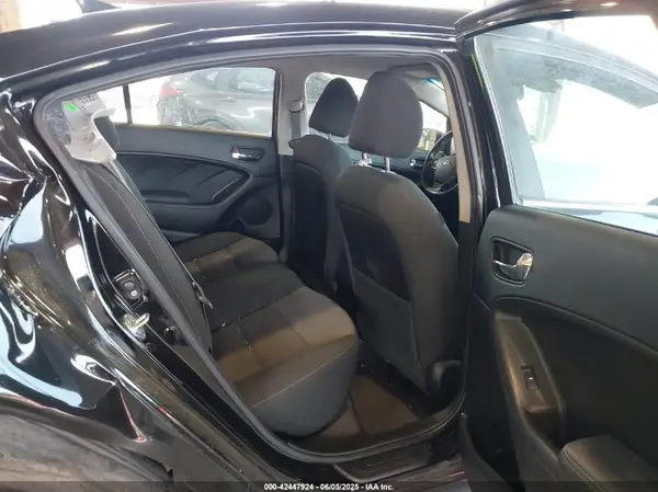 3KPFL4A76HE060002 2017 KIA FORTE - Image 8