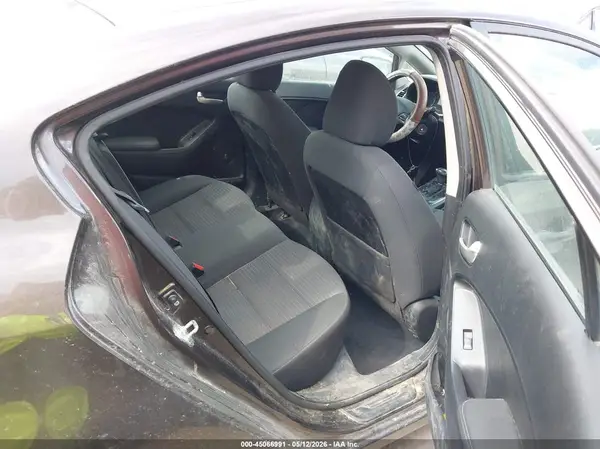 3KPFL4A76HE062705 2017 KIA FORTE - Image 8