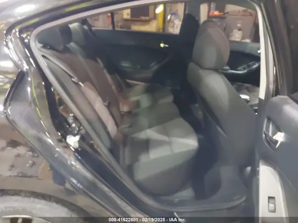 3KPFL4A76HE075552 2017 KIA FORTE - Image 8