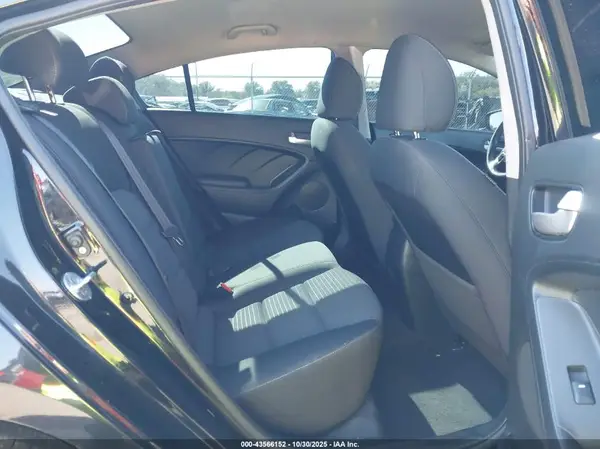 3KPFL4A76HE100949 2017 KIA FORTE - Image 8