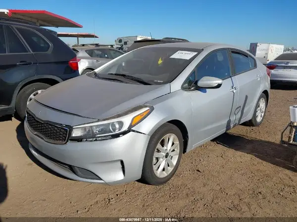 3KPFL4A76HE117492 2017 KIA FORTE - Image 2