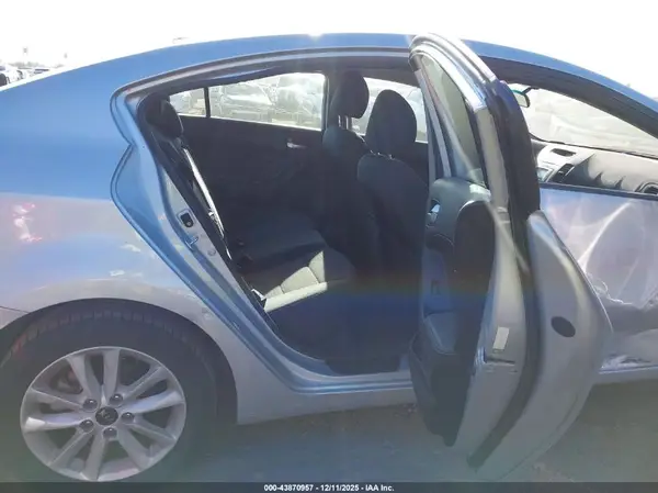 3KPFL4A76HE117492 2017 KIA FORTE - Image 8
