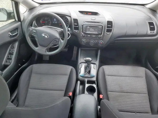 3KPFL4A76HE137404 2017 KIA FORTE - Image 8