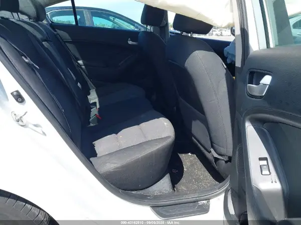3KPFL4A76HE144854 2017 KIA FORTE - Image 8