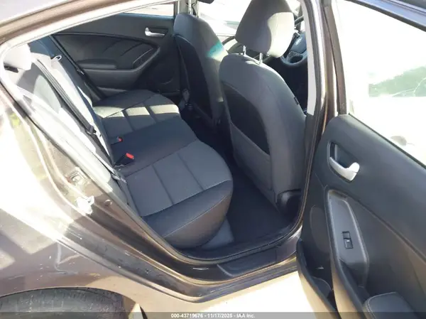 3KPFL4A76HE153201 2017 KIA FORTE - Image 8