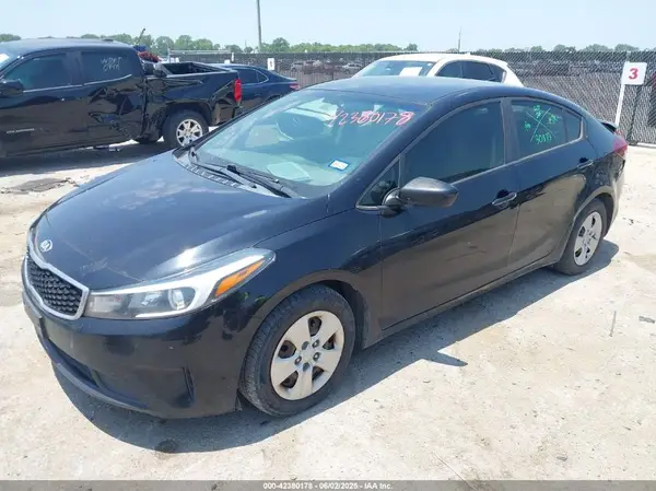 3KPFL4A76JE165662 2018 KIA FORTE - Image 2