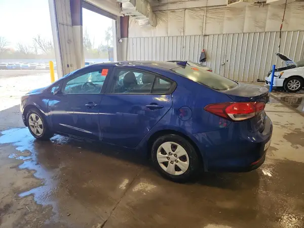 3KPFL4A76JE165810 2018 KIA FORTE - Image 2