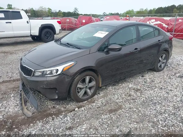 3KPFL4A76JE170733 2018 KIA FORTE - Image 2