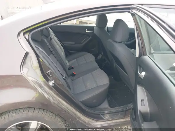 3KPFL4A76JE170733 2018 KIA FORTE - Image 8