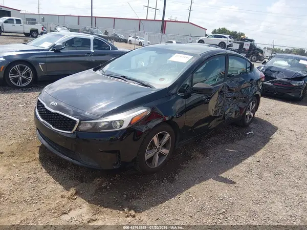 3KPFL4A76JE170831 2018 KIA FORTE - Image 2