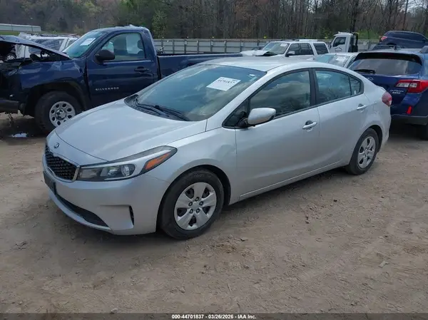 3KPFL4A76JE175737 2018 KIA FORTE - Image 2