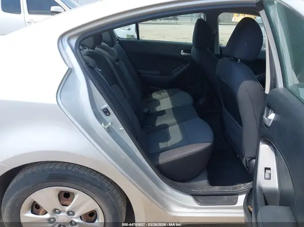 3KPFL4A76JE175737 2018 KIA FORTE - Image 8