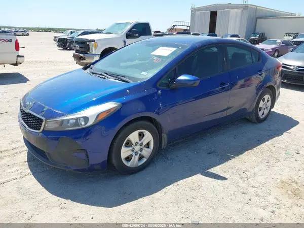 3KPFL4A76JE176015 2018 KIA FORTE - Image 2