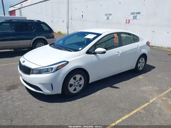 3KPFL4A76JE181103 2018 KIA FORTE - Image 2