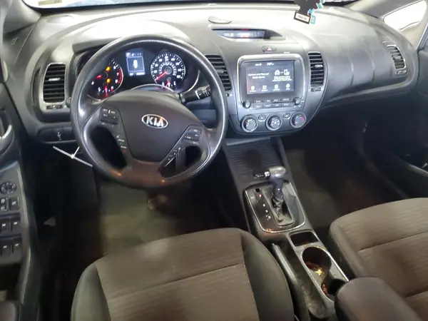 3KPFL4A76JE183496 2018 KIA FORTE - Image 8