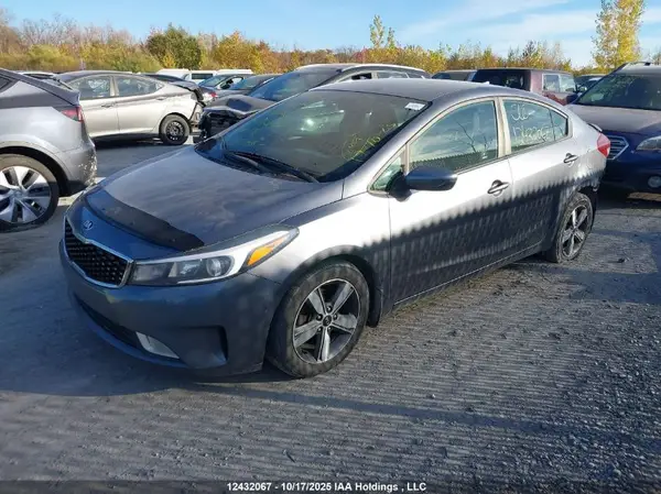 3KPFL4A76JE186205 2018 KIA FORTE - Image 2