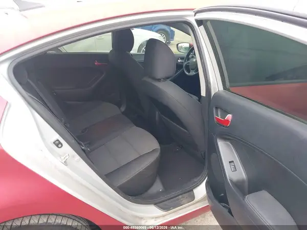 3KPFL4A76JE195311 2018 KIA FORTE - Image 8