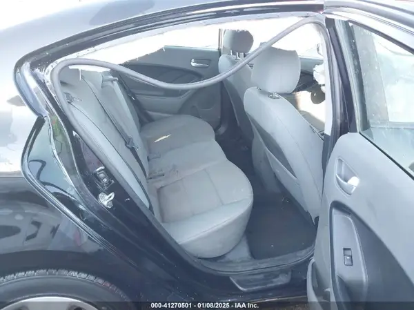 3KPFL4A76JE199732 2018 KIA FORTE - Image 8