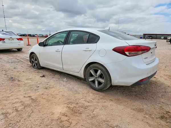 3KPFL4A76JE201334 2018 KIA FORTE - Image 2