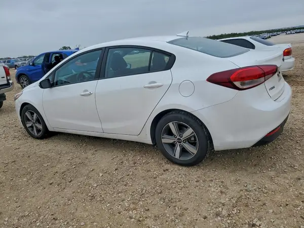3KPFL4A76JE206100 2018 KIA FORTE - Image 2