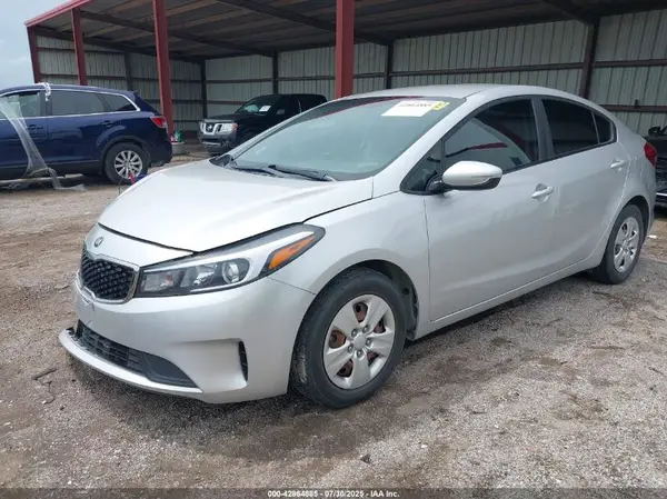 3KPFL4A76JE210129 2018 KIA FORTE - Image 2