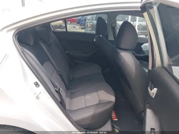 3KPFL4A76JE210129 2018 KIA FORTE - Image 8