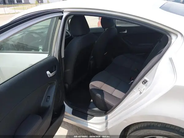 3KPFL4A76JE210616 2018 KIA FORTE - Image 8