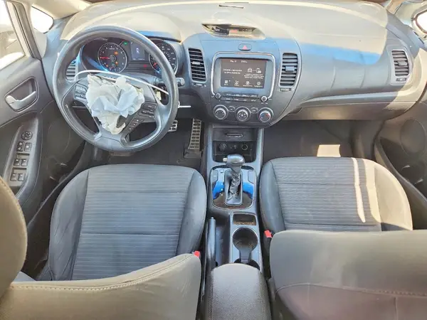 3KPFL4A76JE213189 2018 KIA FORTE - Image 8