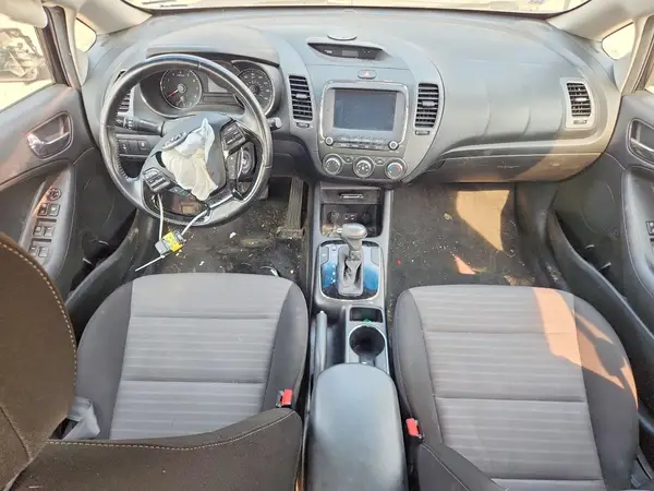 3KPFL4A76JE213774 2018 KIA FORTE - Image 8