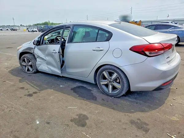 3KPFL4A76JE215623 2018 KIA FORTE - Image 2
