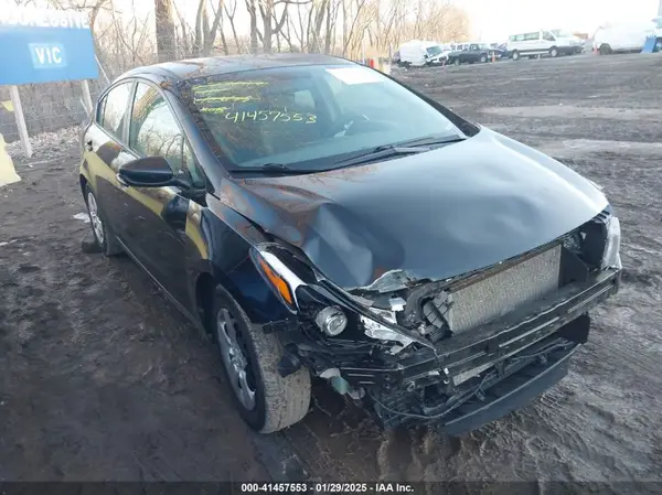 3KPFL4A76JE218067 2018 KIA FORTE - Image 1