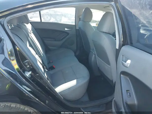 3KPFL4A76JE220482 2018 KIA FORTE - Image 8
