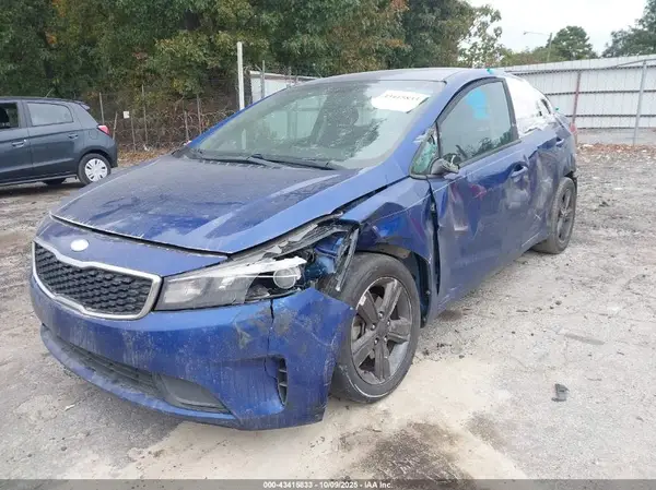 3KPFL4A76JE221339 2018 KIA FORTE - Image 2