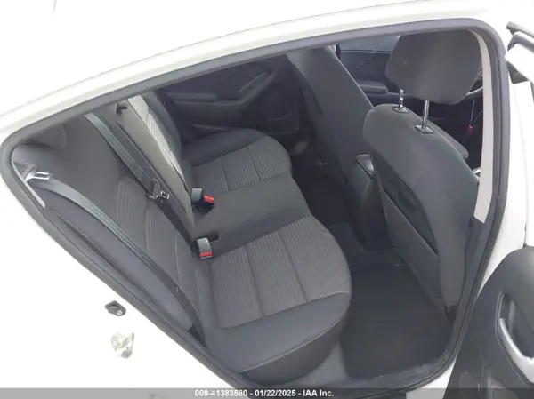 3KPFL4A76JE222605 2018 KIA FORTE - Image 8