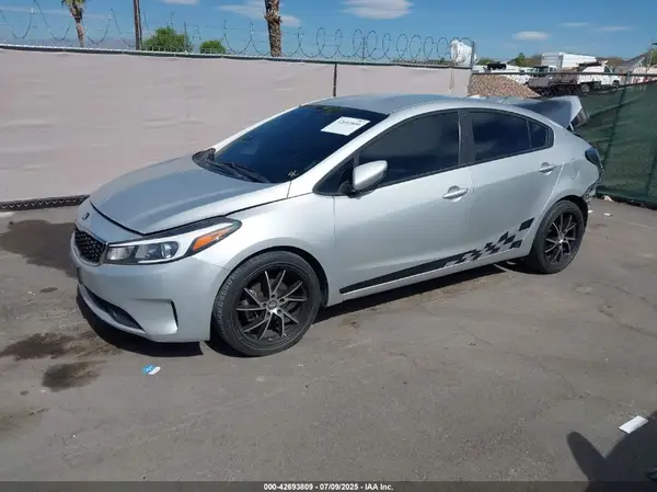 3KPFL4A76JE224676 2018 KIA FORTE - Image 2