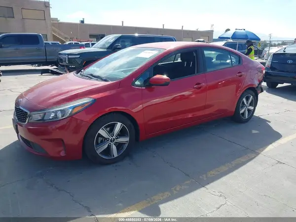 3KPFL4A76JE225939 2018 KIA FORTE - Image 2