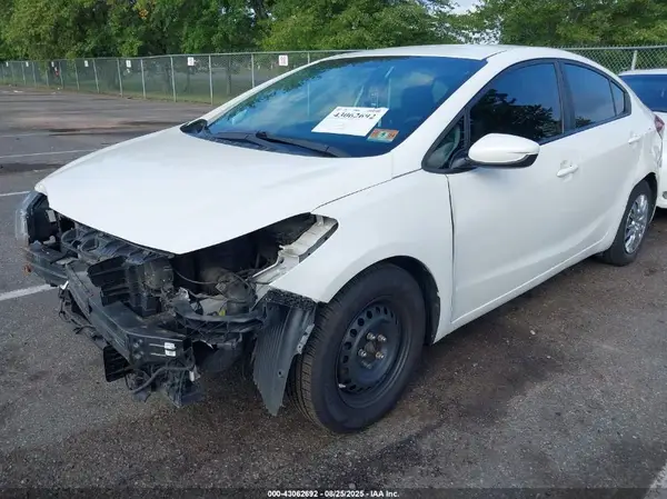 3KPFL4A76JE231031 2018 KIA FORTE - Image 2