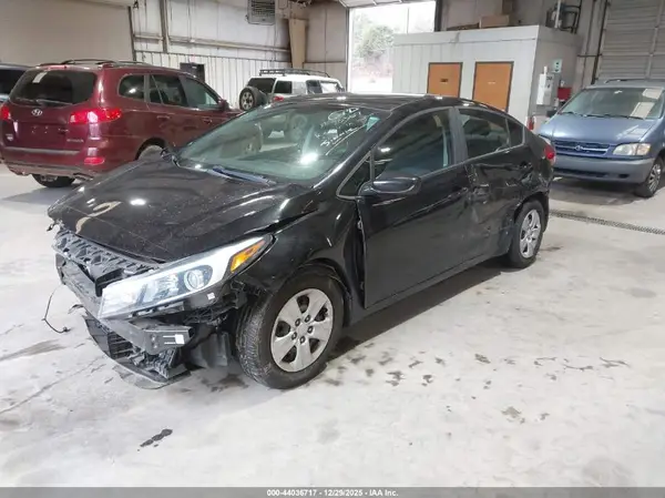 3KPFL4A76JE231157 2018 KIA FORTE - Image 2