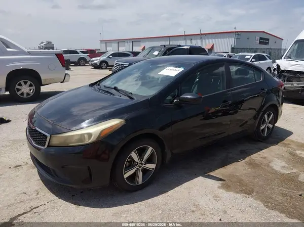 3KPFL4A76JE233359 2018 KIA FORTE - Image 2