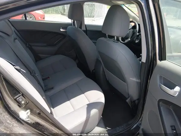 3KPFL4A76JE233359 2018 KIA FORTE - Image 8