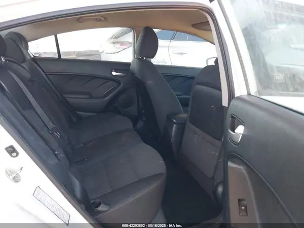 3KPFL4A76JE23553 2018 KIA FORTE - Image 8