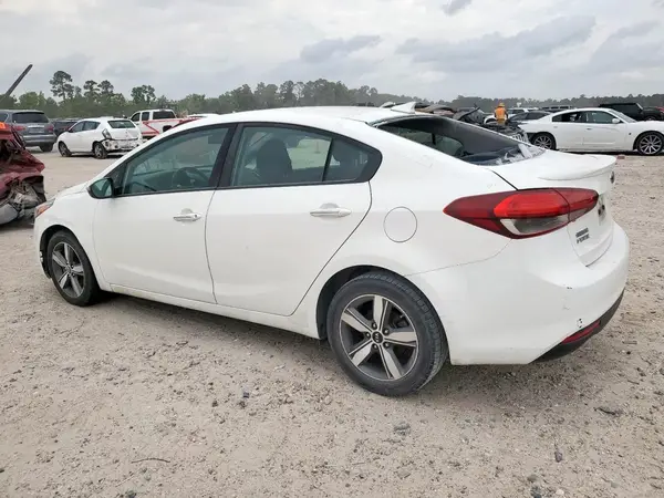 3KPFL4A76JE237203 2018 KIA FORTE - Image 2