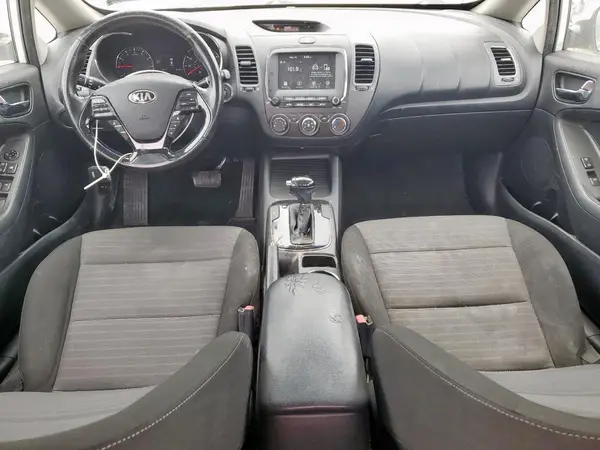 3KPFL4A76JE237203 2018 KIA FORTE - Image 8
