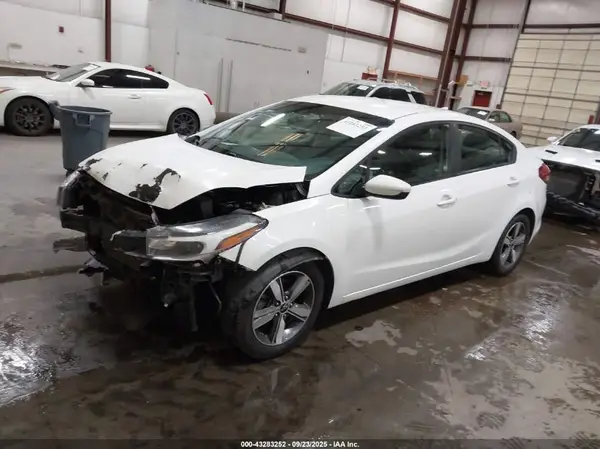 3KPFL4A76JE238903 2018 KIA FORTE - Image 2
